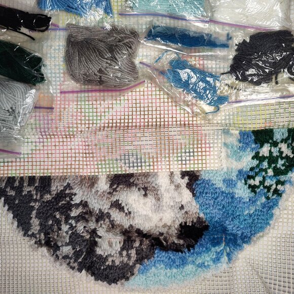 Caron 4784 Lone Wolf Latch Hook Kit PARTIALLY COMPLETED + SUPPLIES TO FINISH - Picture 10 of 11